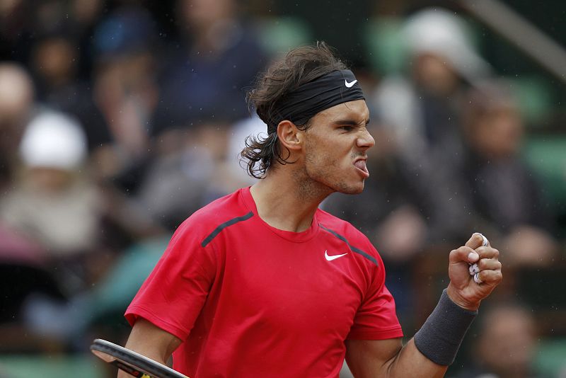 Rafael Nadal celebra lo que puede ser el último punto antes de la victoria final ante Novak Djokovic. El séptimo Roland Garros está a un paso.