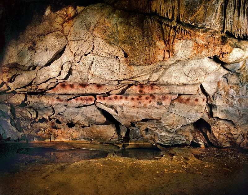 Imagen de 'El corredor de los puntos', en la cueva de El Castillo