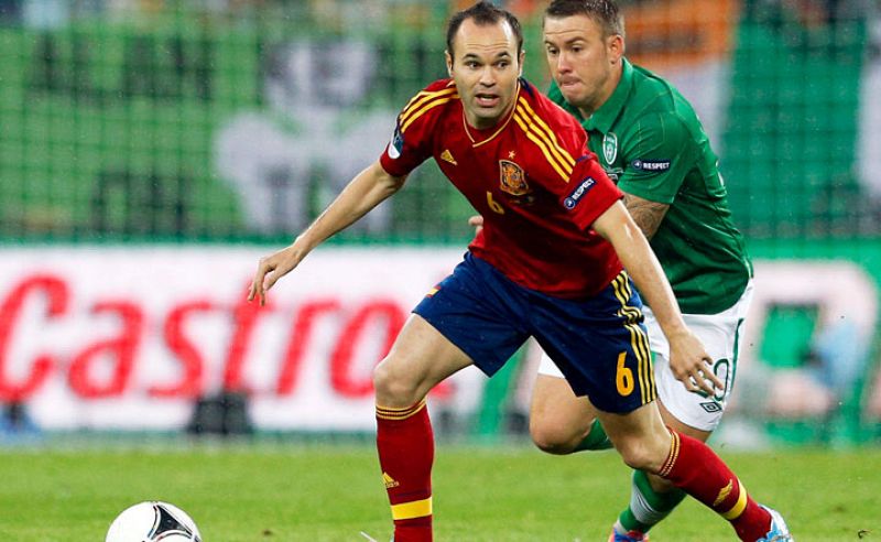 El irlandés Aiden McGeady corre tras Andrés Iniesta