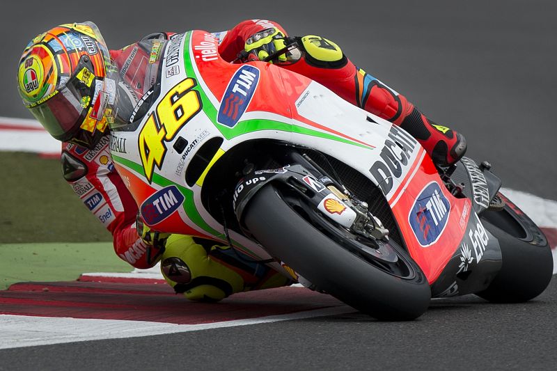 Rossi negociando una curva del GP de Gran Bretaña