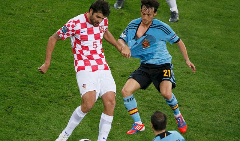El croata Vedran Corluka engancha a Silva de la camiseta