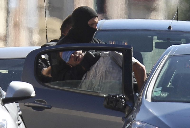 TRASLADO DE LOS PRESUNTOS ETARRAS TRAS EL REGISTRO