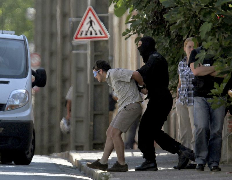 REQUISADO MATERIAL INFORMÁTICO EN EL PISO DE LOS PRESUNTOS ETARRAS DETENIDOS