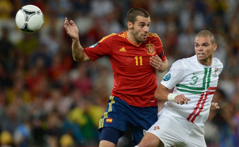 Negredo y Pepe luchan por un balón