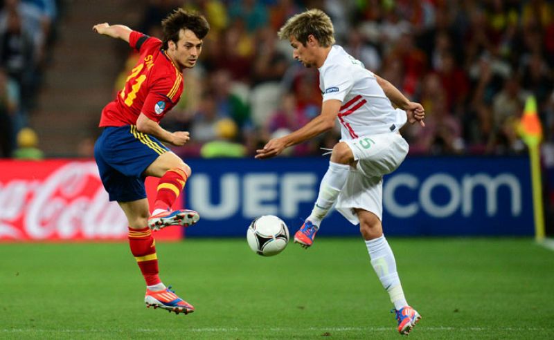Fabio Coentrao lucha con David Silva por el esférico