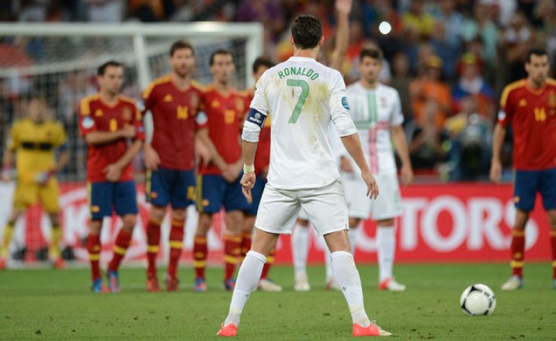 Cristiano se prepara para lanzar una falta