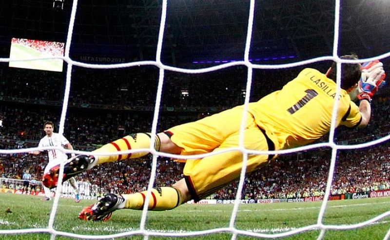 Casillas para el penalti de Joao Moutinho
