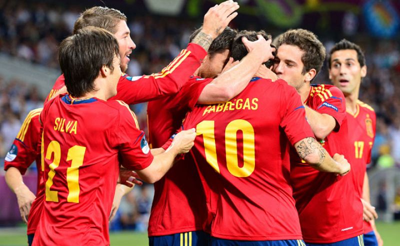 Los compañeros felicitan a Cesc por su pase a Silva