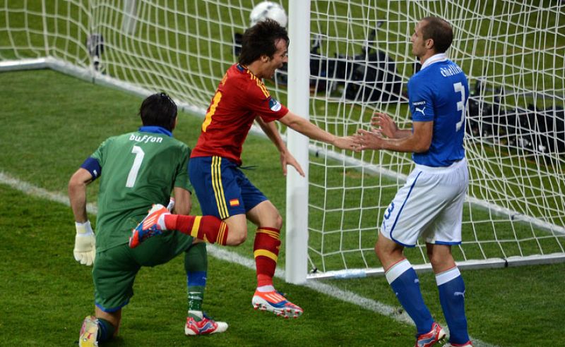 Silva corre a celebrar su gol tras batir a Buffon