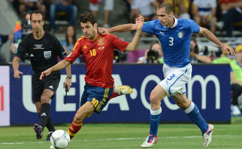 Cesc se escapa de Chiellini