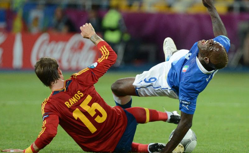 Ramos lucha un balón con Balotelli