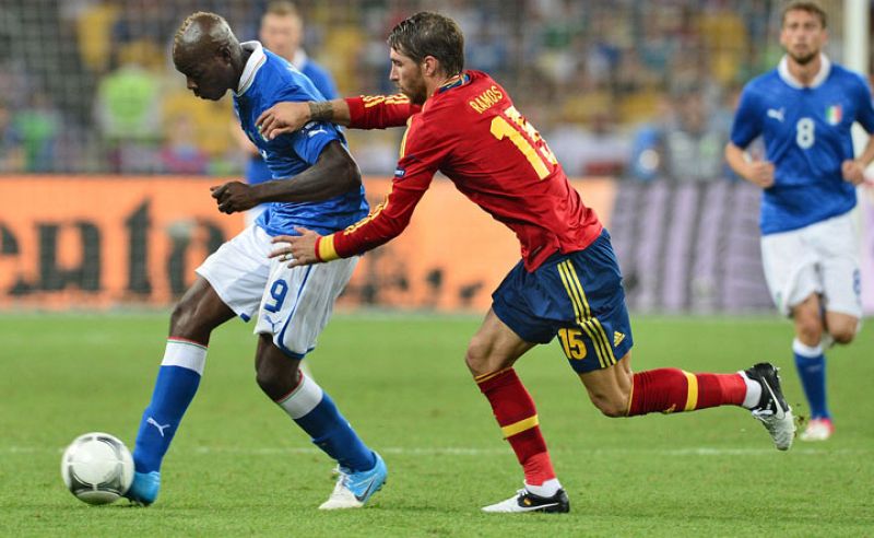 Sergio Ramos lucha un balón con Mario Balotelli