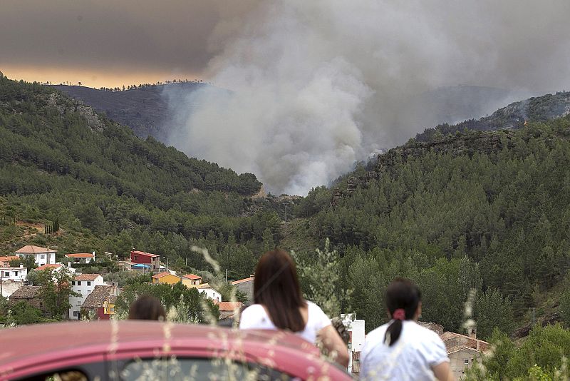 MEDIOS AÉREOS TRABAJAN PARA QUE EL FUEGO DE ANDILLA NO ENTRE EN LA CALDERONA
