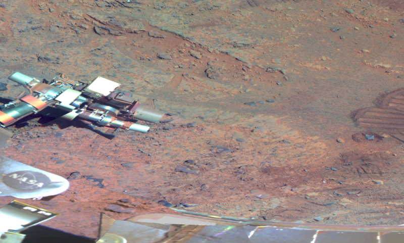 Algunas de las imágenes también muestras los propios paneles solares del Opportunity y su cubierta