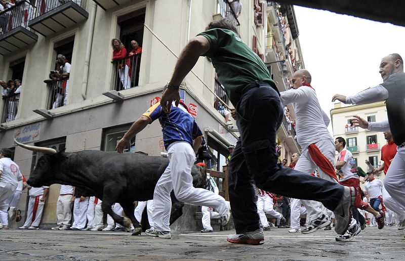 Participantes corriendo en la tercera jornada de los sanfermines 2012