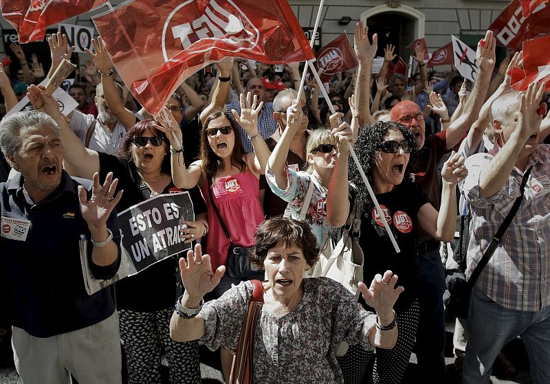 FUNCIONARIOS SE CONCENTRAN CONTRA LOS AJUSTES DEL GOBIERNO