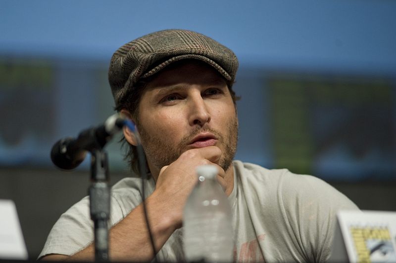 Peter Facinelli escucha atento a sus compañeros de 'Crepúsculo'