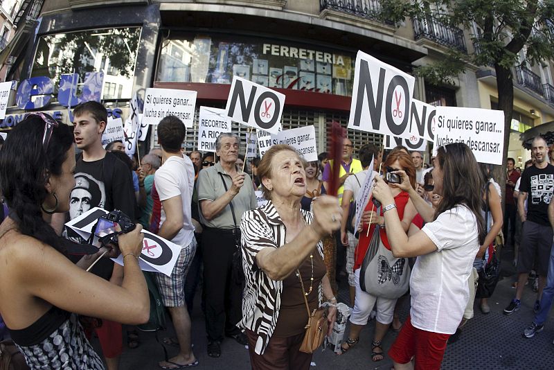 PROTESTA ANTE LA SEDE DEL PP POR LAS MEDIDAS DEL GOBIERNO