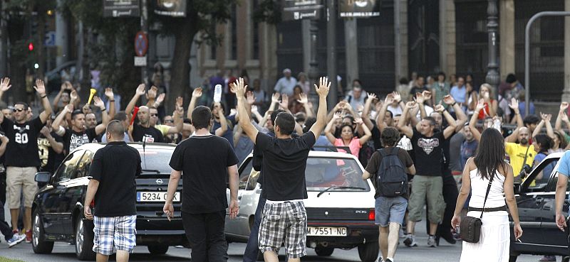 VARIOS CIENTOS DE FUNCIONARIOS PROTESTAN POR LOS RECORTES CERCA DEL CONGRESO