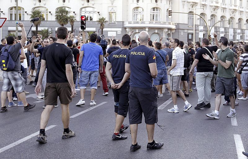 VARIOS CIENTOS DE FUNCIONARIOS PROTESTAN POR LOS RECORTES CERCA DEL CONGRESO