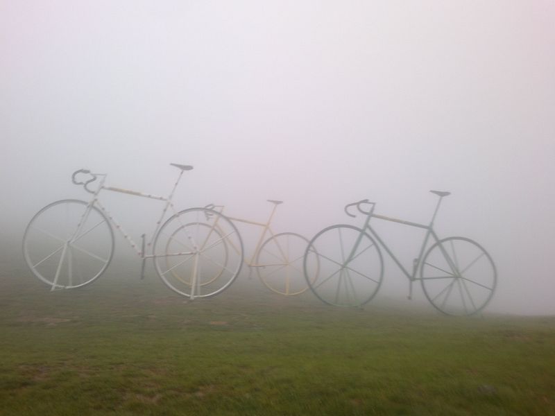 Así despiertan las grandes montañas del pirineo para luego iluminar con su sol a los héroes de la bicicleta