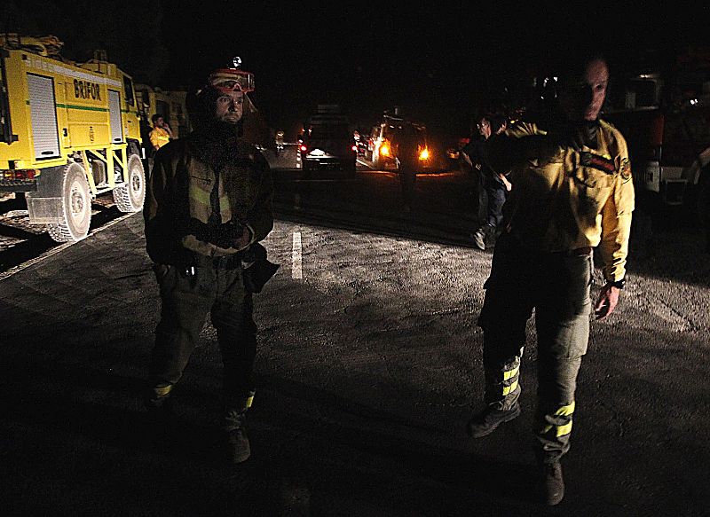 Miembros del Brifor que intentan controlar los incendios en el sur de Tenerife