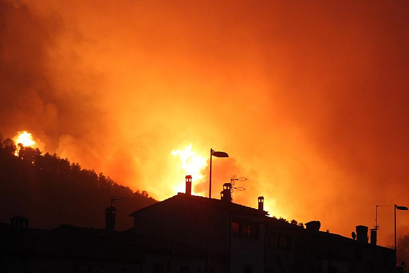 El fuego cerca población de La Jonquera