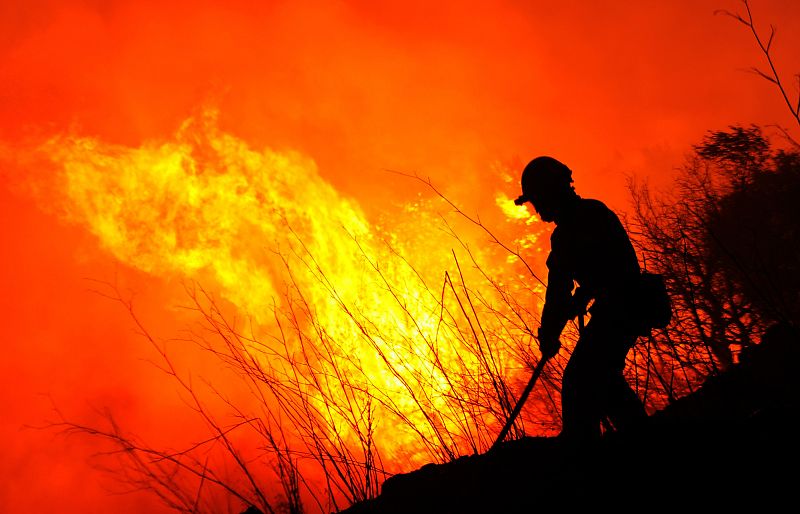 Continúa el incendio en Empordà