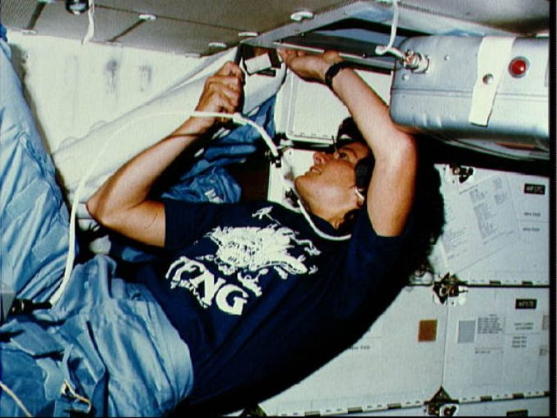 Ride utilizando un destornillador para limpiar el sistema de filtrado de aire en el compartimiento medio del Challenger
