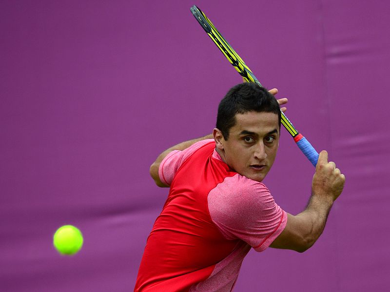 El tenista español Nicolas Almagro gana al serbio ViktorTroicki y pasa a segunda ronda durante el torneo de tenis individual de Wimbledon, en los Juegos Olímpicos de Londres 2012.