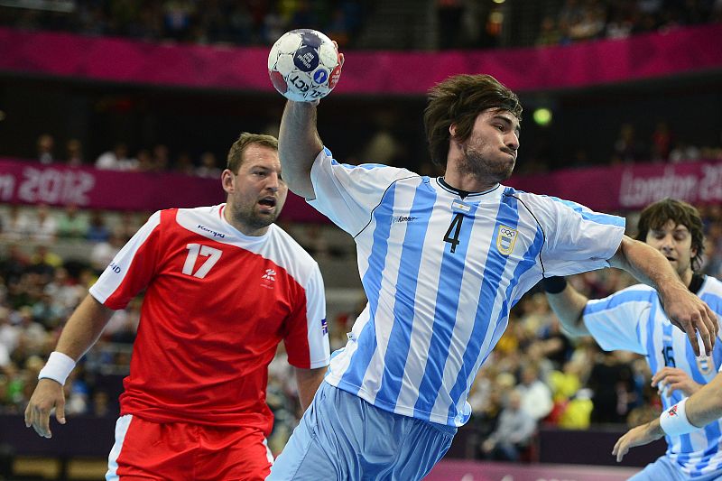 El argentino Sebastian Simonet  efectuando un disparo.