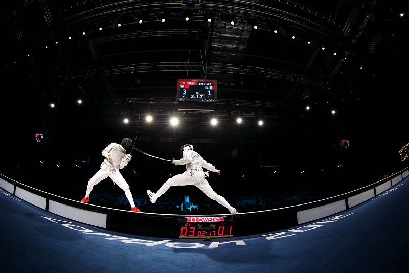 El chino Lei Sheng compite contra el italiano Andrea Baldini en esgrima.