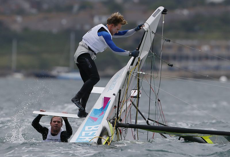 Jesse Kirkland y Alexander Kirkland intentan girar su embarcación en la prueba de vela de la clase 49er