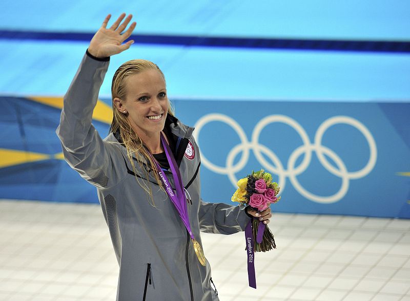 La nadadora estadounidense Dana Vollmer, celiaca, saluda al público después de ganar la medalla de oro y establecer un nuevo récord olímpico en los 100 metros mariposa femeninos de los Juegos Olímpicos de Londres 2012 en el Centro Acuático de Londres