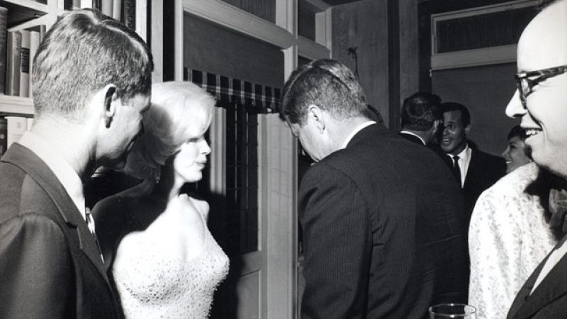 Marilyn Monroe con el presidente de EEUU John F. Kennedy (de espaldas a la cámara) y el fiscal general Robert Kennedy (izquierda), con motivo de las celebraciones del 45º cumpleaños del presidente Kennedy en el Madison Square Garden de Nueva York.