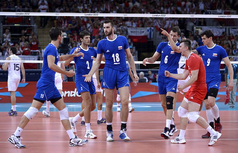 Los polacos celebran tras marcar un gol a Argentina durante el partido de voleibol de la fase preliminar, grupo B, de los Juegos Olímpicos Londres 2012.