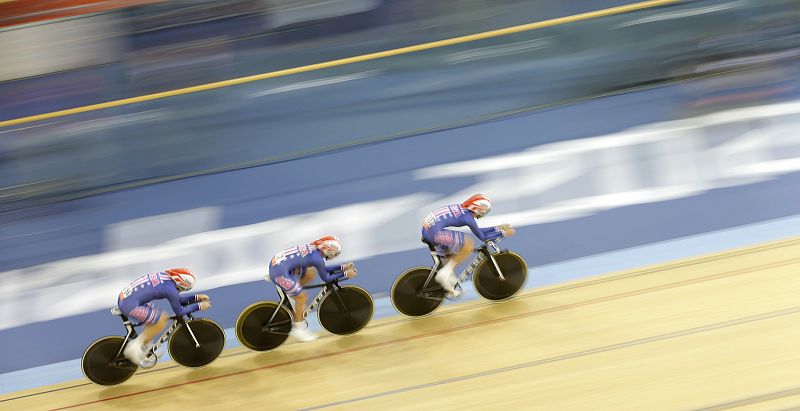 Sarah Hammer, Bausch y Jennie Reed Dotsie de los EE.UU. compiten en la prueba de ciclismo en pista por equipos para su clasificación en el Velódromo durante el Londres 2012.