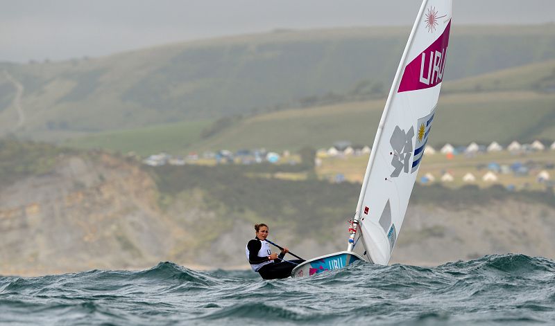 La uruguaya Andrea Foglia Costa disputa la regata clasificatoria en clase Laser, en Weymouth.