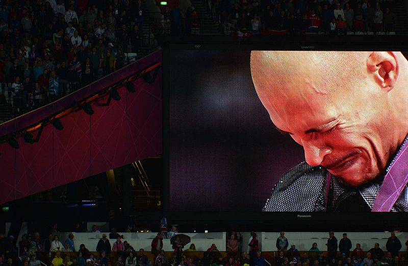 Una pantalla gigante muestra al dominicano Félix Sánchez llorando en la ceremonia de entrega de medallas tras recibir el oro en los 400 metros vallas.