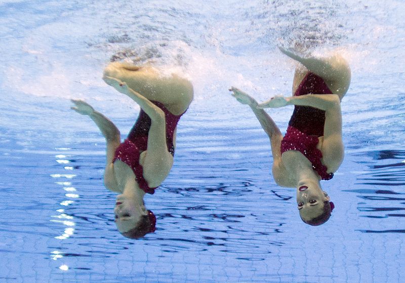 El dúo de españolas, Andrea Fuentes y Sara Carbonell realizando el ejercicio con el que han ganado una medalla de plata.