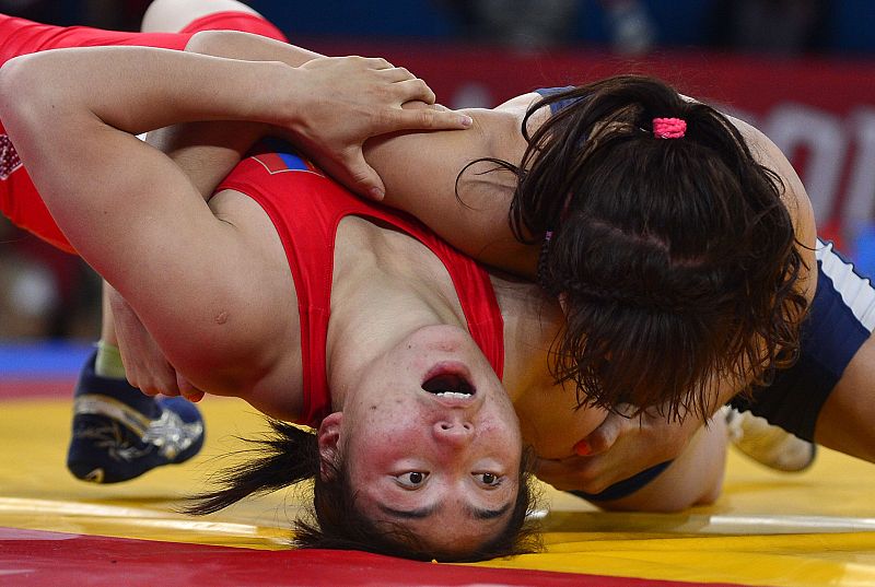 Anastasija Grigorjeva (R) de Letonia lucha con Soronzonbold Battsetseg de Mongolia en la categoría femenina de 63 en el último partido de lucha libre de  esta jornada de los Juegos.
