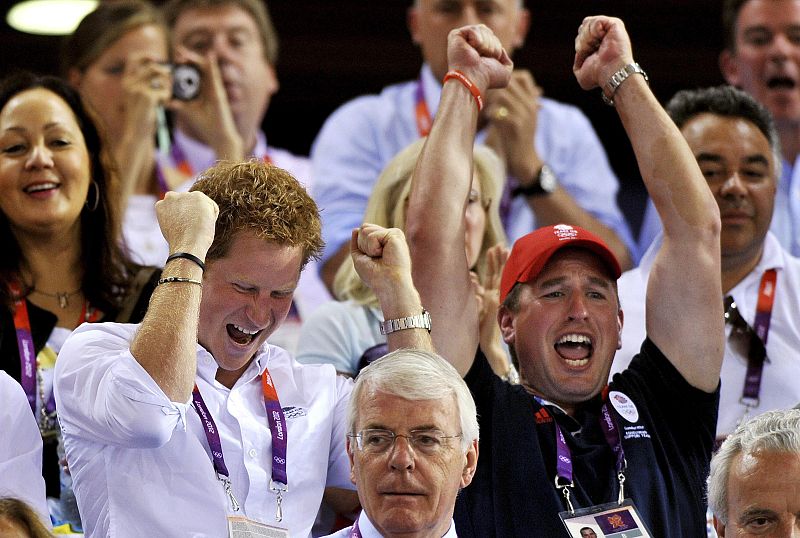 El Príncipe Harry ha acudido a presenciar muchas de las pruebas de estos Juegos, entre ellas las que se disputa en el velómedro. En esta imagen, en compañía de su primo Peter Phillips y junto al exprimer ministro briánico John Major.