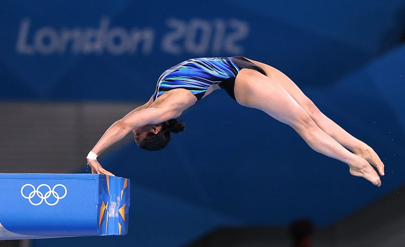 La rusa Yulia Koltunova compite en las eliminatorias de clavado femenino 10m.