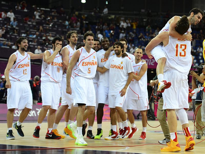 Los jugadores españoles ríen cuando su compañero José Manuel Calderón salta sobre Marc Gasol tras el partido España-Rusia, de semifinales de la competición de baloncesto. España ganó el encuentro por 67-59.