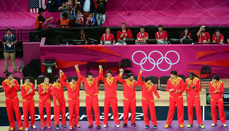 La selección española de baloncesto en el podio tras recibir la medalla de plata en los Juegos Olímpicos de Londres 2012.