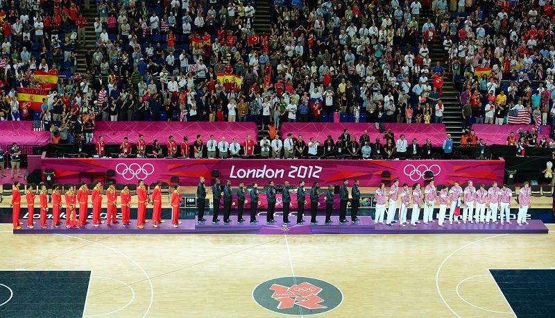 Las tres selecciones de baloncesto con la medalla de oro, plata y bronce ya al cuello.