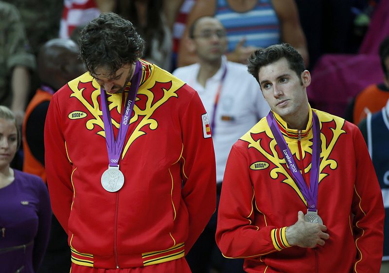 El jugador de baloncesto español, Pau Gasol y su compañero Rudy Fernández posan con su medalla de plata.