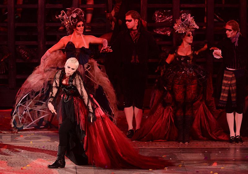 Annie Lennox durante su actuación en la ceremonia de clausura