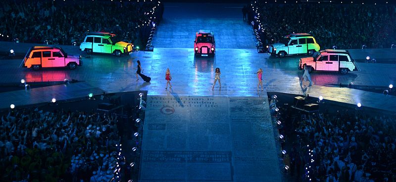 Las Spice Girls se bajan de los taxis para sorpresa del público