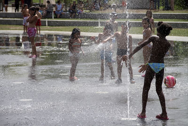 Un grupo de niños se refresca en Madrid Rio